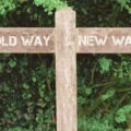Schild Old Way und New Way an Baum