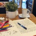 Notizbuch und Stifte auf Tisch