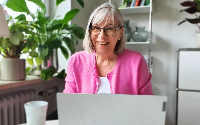 Kolumne Spirit Me Magazin Frau schreibend am Laptop