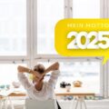 Motto 2025 Frau sitzt nachdenkend am Schreibtisch