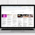 Laptop auf Schreibtisch mit Notizapp Google Keep auf dem Bildschirm