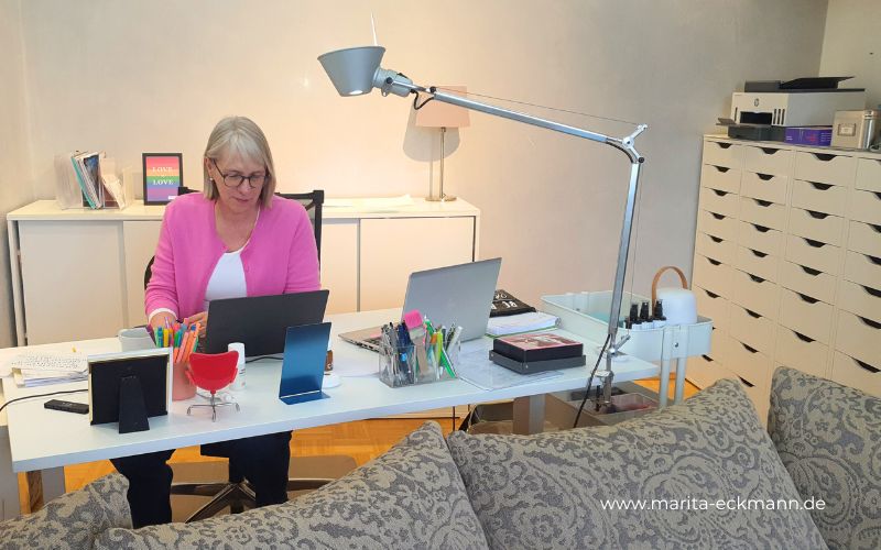 Marita Eckmann am Schreibtisch im neuen Büro