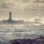 Leuchtturm in rauher See - Herausforderungen meistern: Halt finden in unsicheren Zeiten durch Journaling