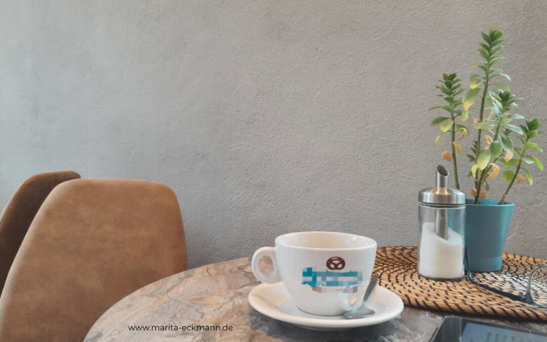 Kaffeetasse auf Tisch im Kaffee