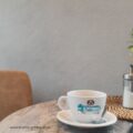 Kaffeetasse auf Tisch im Kaffee