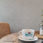 Kaffeetasse auf Tisch im Kaffee