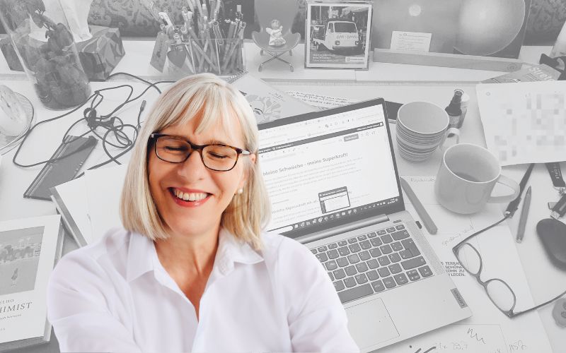 Frau vor Schreibtisch Hintergrund